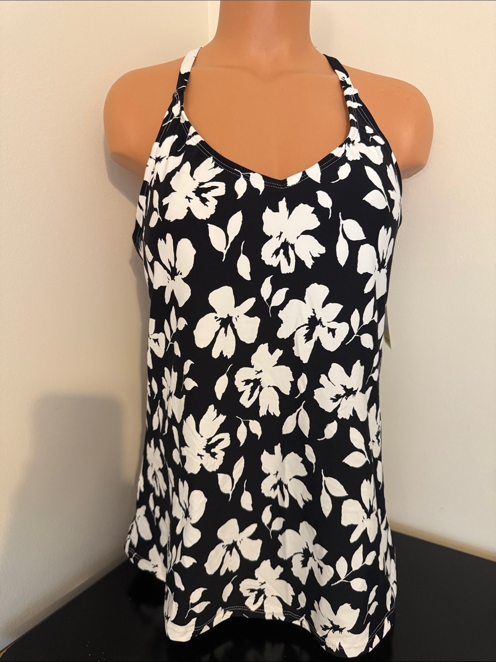 Leilani Tankini Swim Top Sz 10 or 12 Black & White Floral Racerback Bust Support